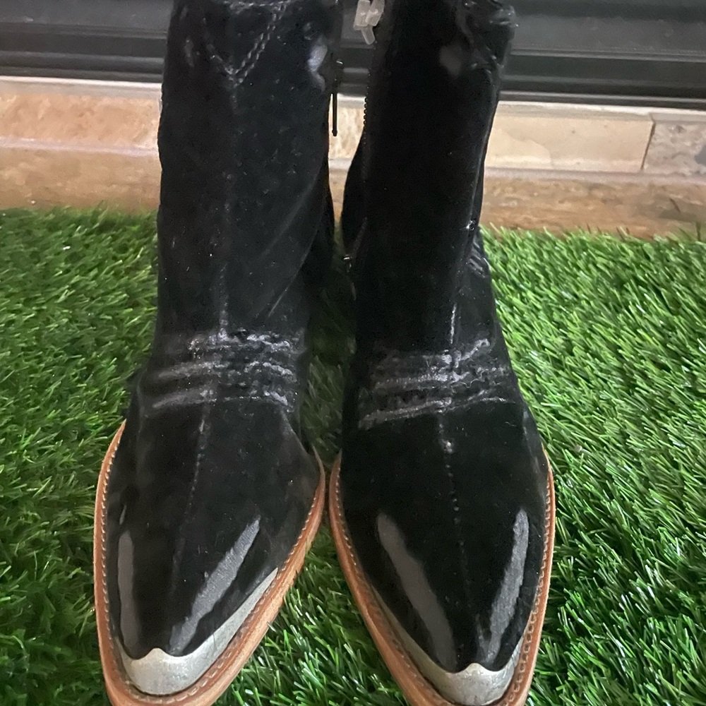 🍭Free People Size 7 Velvet bootie